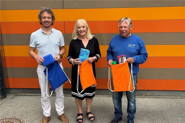 V.li. Clemens Haspel, Schulleiter GS Schenkendorf, Margit Theis-Scholz und Peter Bäsch, Koblenzer Tafel. Foto: Volker Breitbach