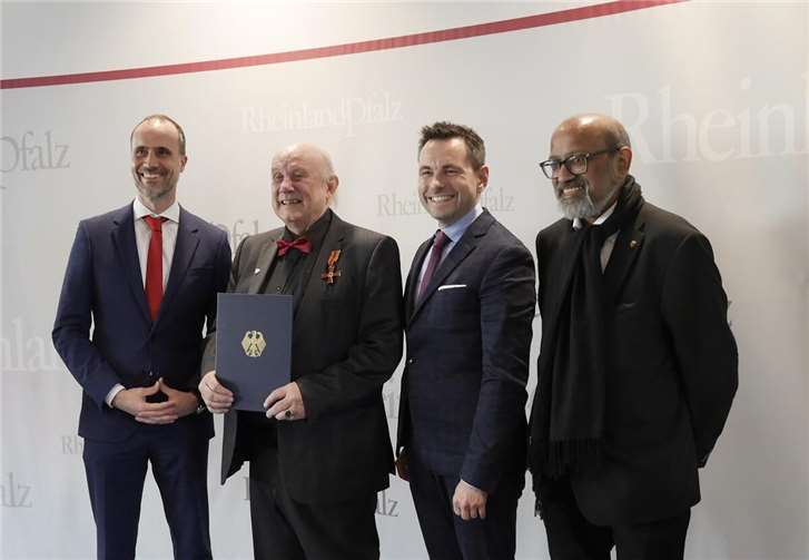 V.li. Clemens Hoch, Minister für Wissenschaft und Gesundheit / Dirk Crecelius / David Langner, Oberbürgermeister Koblenz / Josef Winkler, MdL. Foto: MWG