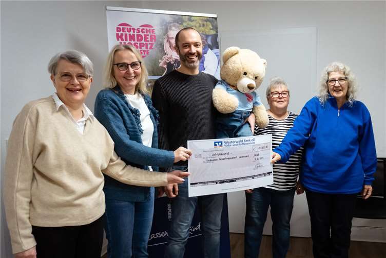 V.li. Cornelia Cziesla, Ehrenamtliche, Doro Meurer, Koordinatorin der Deutschen Kinderhospiz Dienste am Standort Hachenburg, Patrick Reich, Ltg. Medienvertrieb- und Verwaltung Klenk Group, Karin Pfeifer und Regina Schneppenheim, Ehrenamtliche.  Foto: Deutsche Kinderhospiz Dienste e.V./ Vanessa Kubisch