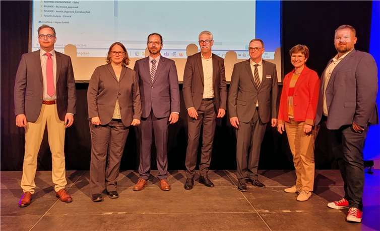 V.li. Cornelius Breil, Keyou GmbH, Nadine Hölzinger, Geschäftsführerin Spilett New Technologies GmbH, Andreas Normann, Spedition Normann, Henning Schröder, Geschäftsführer WFG, Werner Prümm, Wirtschafsförderung Bendorf, Rita Emde, Prokuristin WFG, Bürgermeister Christoph Mohr.Quellen: Stadt Bendorf