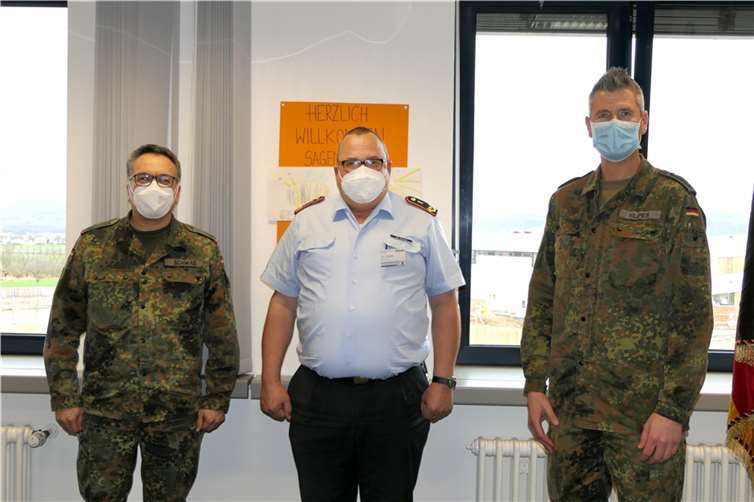 V.li. DBwV Bezirksvorsitzender Oberstleutnant Michael Schwab, Generalarzt Dr. Jens Diehm und Personalratsvorsitzender Stabsfeldwebel Christian Hillmer. Foto: privat