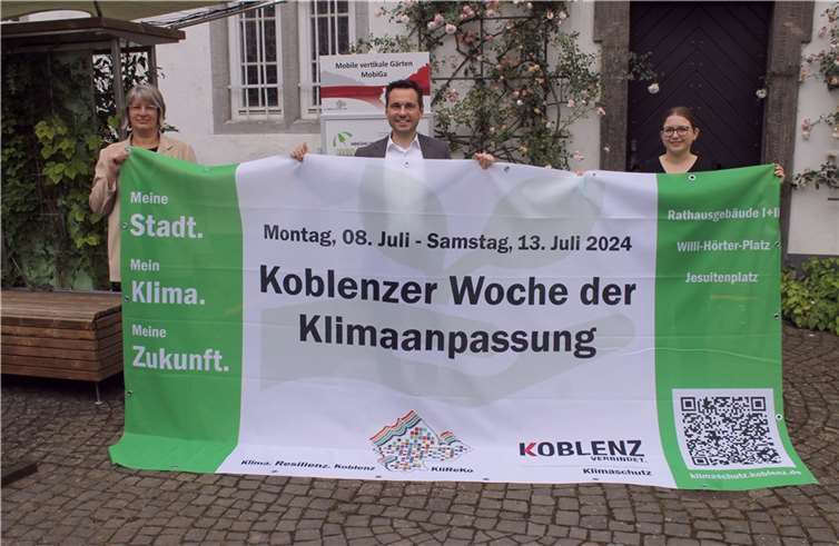V.li. Dagmar Körner, OB David Langner und Emilie Hammer mit dem Werbebanner der Woche der Klimaanpassung.  Foto: Stadt Koblenz/T. Knaak