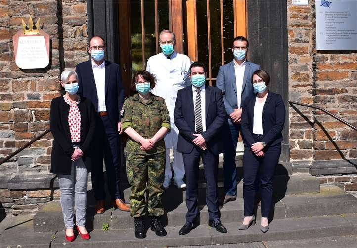 V.li. Dagmar Wagner (Klinikmanagerin, Kemperhof), Jörg Mehr (Leiter Zukunftsnetzwerk, MSAGD), Generalarzt Dr. Almut Nolte (Kommandeurin/Ärztl. Direktorin, BwZKrhs Koblenz), Prof. Dr. Bernd Markus (Ärztl. Direktor, Kemperhof), Jérôme Korn-Fourcade (Kaufmännischer Direktor, KKM), Matthias Klimkait (Pflegedirektor, Kemperhof) sowie Melanie Zöller (Geschäftsführerin, GK-Mittelrhein).Quelle: Koordinierendes Lagezentrum Mittelrhein-Westerwald