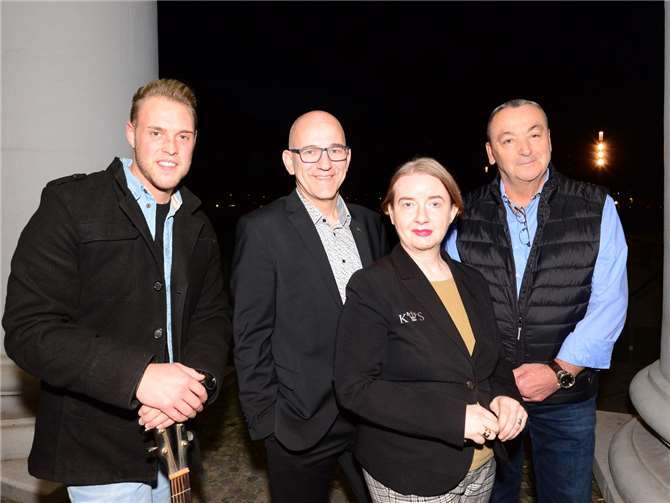 V.li. Daniel Ferber, Werner Blasweiler,Salongründerin Petra Lötschert und Wolfgang Mayr. Fotos: US