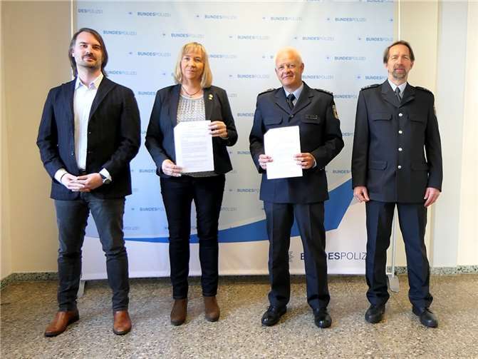 V.li. Daniel Flemm, Elisabeth Wilhelmi-Dietrich, Polizeidirektor Carsten Westerkamp und Polizeihautkommissar Uwe Kröger.