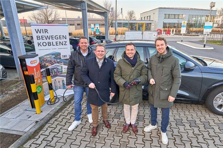 V.li. Daniel Genz (Betriebsleiter Moselbad), Lars Hörnig (Geschäftsführer SWK), Oberbürgermeister David Langner und Christoph Hesse (Vorstand evm) freuen sich über das Ladeangebot am Moselbad. Fotos: Sascha Ditscher