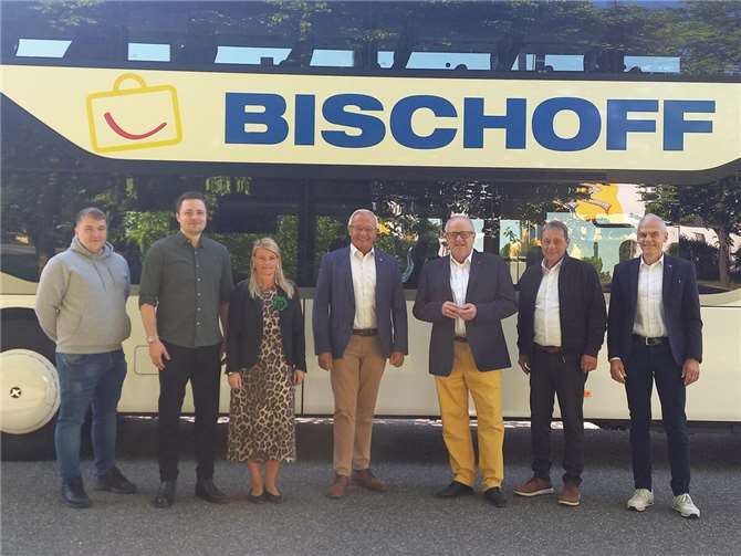 V.li. Daniel Kaufmann (Bischoff Touristik Busreisen), Jonas Otto (Bischoff Touristik Busreisen), (Sandra Köster (Wir Westerwälder), Landrat Achim Hallerbach (Kreis Neuwied), Landrat Dr. Peter Enders (Kreis Altenkirchen), Landrat Achim Schwickert Westerwaldkreis), Fred Jüngerich (Bürgermeister der Verbandsgemeinde Altenkirchen-Flammersfeld). Foto: Myriam Hatzmann