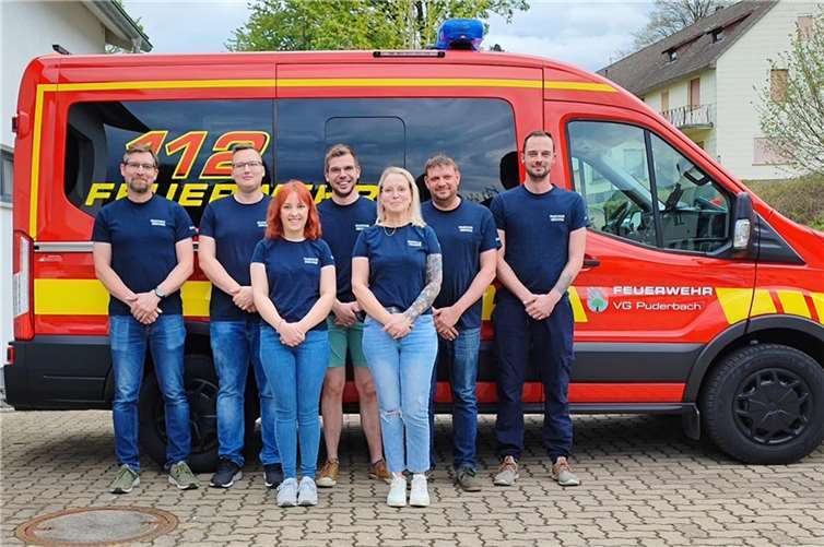 V.li. Daniel Klein, Pascal Müntjes, Laetitia Langhardt, Jonas Asbach, Melanie Langhardt, Wehrführer Peter Reusch und Maik Koepke.  Foto: Feuerwehr VG Puderbach