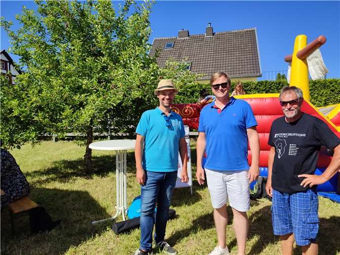 V.li. Daniel Südhof (Vorsitzender Lüftelberger Dorfgemeinschaft), Stefan Pohl (Geschäftsführer Pohl Service GmbH), Norbert Gierenz (stellvertretender Vorsitzender der Lüftelberger Dorfgemeinschaft). Foto: privat