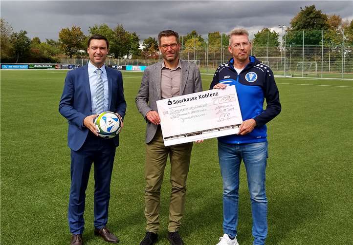 V.li. David Follmann (1. Vorsitzender FC Germania Metternich), Claus Pietschmann (Leiter Theresiahaus), Marco Weiler (Jugendkoordinator FC Germania Metternich).Quelle: FC Germania Metternich