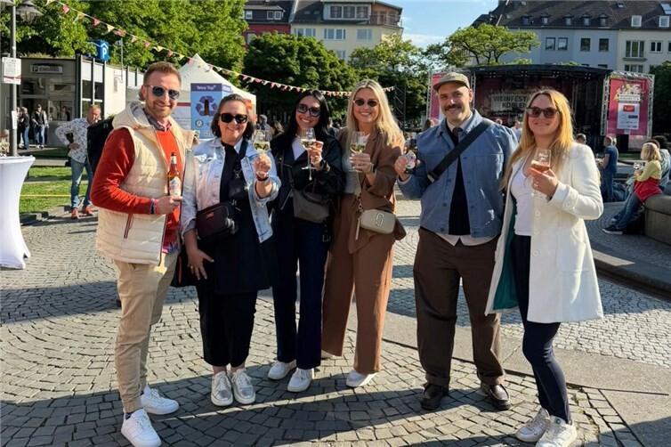 V.li. David Gerdewischke (VULKAN), Petra Schumacher (KO-Touristik), Tabassom Torakai (VULKAN), Sabrina Hattel (VULKAN), Jan Moryson (KO Touristik), Yvonne Vilela (VULKAN) bei der Festivaleröffnung.