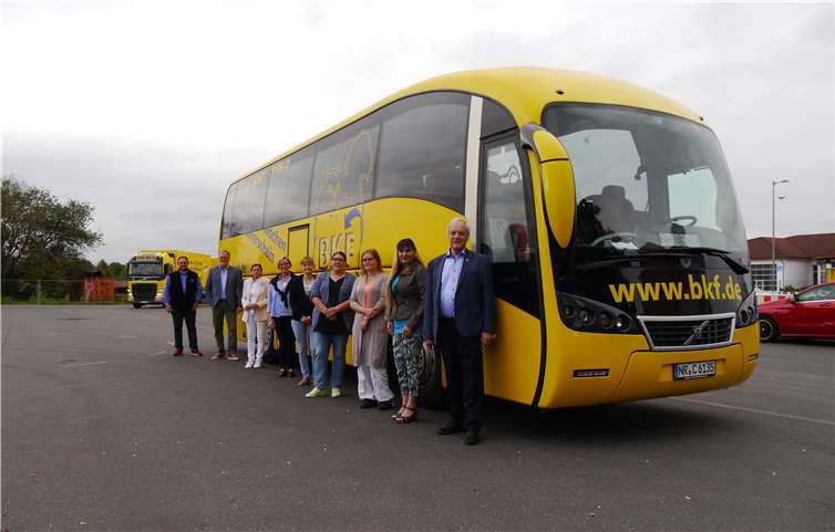 V.li. Dennis Rohatsch, Karl-Ernst Starfeld, Marion Blettenberg, Wiebke Birk-Engel, Petra von Strünck-Einig (macht Ausbildung in Vollzeit), Marina Junior, Nathalie Dreseler, Yelina Gaishauser und Karl-Heinz Kater.Quelle: Agentur für Arbeit Neuwied
