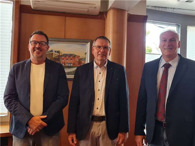 V.li. Der neue Büroleiter Peter Rosenbaum, der neue Pensionär Harald Offermann und Bürgermeister Fred Pretz. Quelle: VG Vallendar