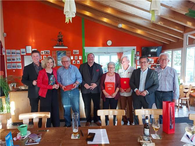 V.li. Detlev Pilger, Anna Köbberling, Stephan Zschommler, Thorsten Schneider, Erika Bastian, Hans-Peter Zirwes, Thorsten Rudolph und Manfred Bastian. Quelle: Karthäuser SPD