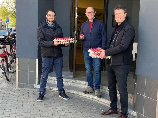 V.li. Detlev Pilger, Erich Weber (Sozialarbeiter Mampf) und Dennis Feldmann vor dem Mampf. Quelle: Dennis Feldmann