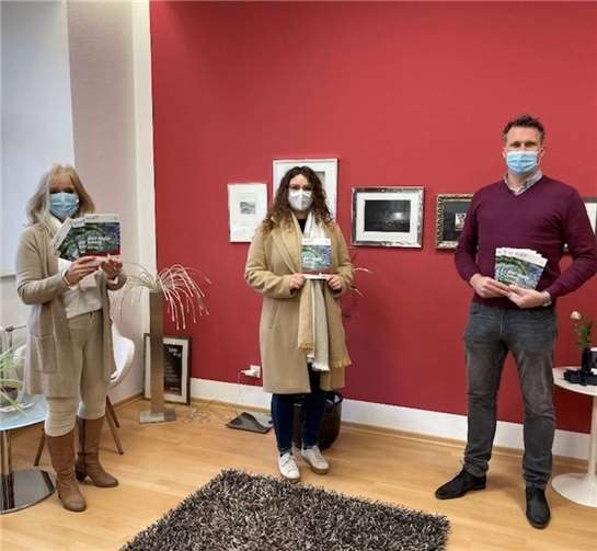 V.li. Dezernentin für Bildung und Kultur PD Dr. Margit Theis-Scholz, Absolventin eines Freiwilligen Sozialen Jahrs im Bildungsbüro Lea Solveig Stephan und Amtsleiter des Kultur- und Schulverwaltungsamts Jürgen Karbach präsentieren die neue MINT-Broschüre.Quelle: Stadt Koblenz