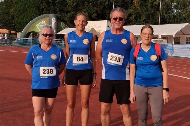 V.li. Diana Dröll, Monika Vogt, Harald Kohlhaas, Trainerin Heike Kohlhaas. Foto: SV Urmitz