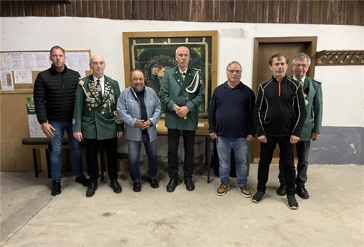 Spannende Wettkämpfe in Luxem V.li.: Die „Einzelsieger Senioren“ – also die besten drei Einzelschützen der gesamten Veranstaltung: Ortsbürgermeister Martin Freund, Walter Bohr (Luxem), Bürgermeister Alfred Schomisch, Gerhard Greßler - 1. Platz (St. Johann), Albert Schäfer - 3. Platz (Kottenheim), Jürgen Theisen - 2. Platz (Reudelsterz), Franz Gundert (Luxem).