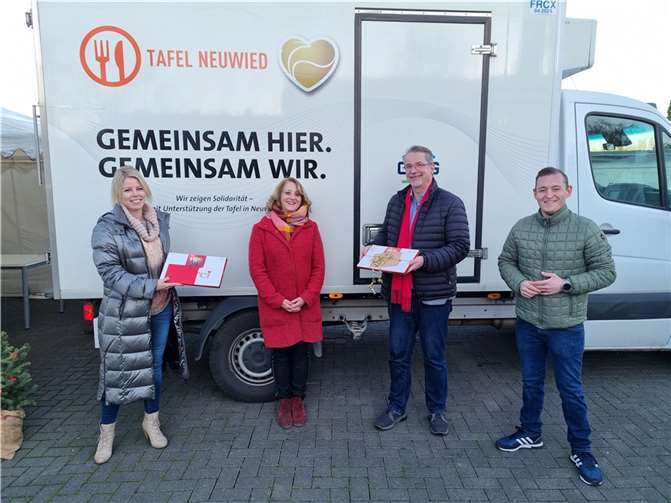 V.li. Die Landtagsabgeordnete Lana Horstmann, die Leiterin der Tafel Neuwied Frau Adrian, sowie Sven Lefkowitz und Janick Helmut Schmitz als Vertreter der SPD-Stadtratsfraktion bei der Übergabe der Spende an die Tafel Neuwied.