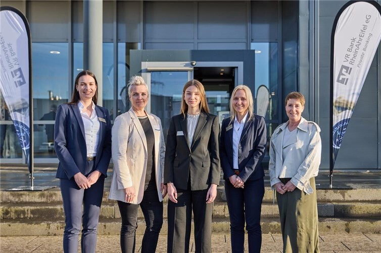 V.li. Die Referentinnen der „Women & Finance“-Veranstaltung: Vanessa Koos (Private Banking Managerin der DZ PRIVATBANK), Petra Müller-Thome (Beraterin Private Banking bei der VR Bank RheinAhrEifel eG), Maria Maas (Digitale Innovations- und Produktmanagerin der DZ PRIVATBANK), Stephanie Förstel (Bereichsleiterin Private Wealth Management der DZ PRIVATBANK) und Tini Schmidt (Inhaberin der Keramikwerkstatt CupLENZ in Koblenz). 