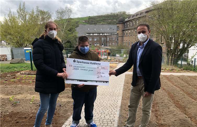 V.li. Die Schulleiterin Anna Dimmich und der Schüler Luca Zuschke empfangen symbolisch einen Spendenscheck von Jens Firmenich für die erfolgten einzelnen Spenden der Mitglieder der CDU Fraktion aus dem Verbandsgemeinderat Rhein-Mosel.Quelle: CDU Fraktion Rhein-Mosel