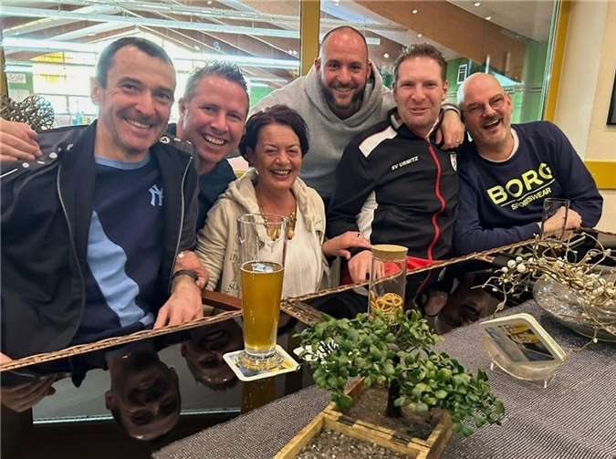 V.li. Die erfolgreichen SVU-Cracks Björn Friesenhahn, Andre Kloft, Pächterin Nicole, Jörg Paul „die Maschine“ Litz, Jens Oster und Michael Schmidt. . Foto: SV Urmitz