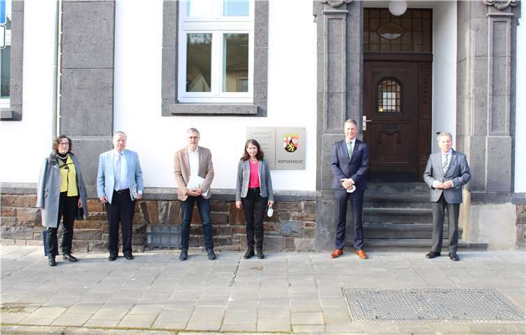 V.li. Die stellvertretende Schiedsperson Jutta Krekel; ehemalige Schiedsperson Lothar Fleck; sein frischer ernannter Nachfolger Stefan Pink; die Geschäftsleiterin des Amtsgericht, Beate Hackenbruch; der Direktor des Amtsgerichts, Ludger Griesar sowie Lahnsteins Bürgermeister Adalbert Dornbusch.Foto: Stadtverwaltung Lahnstein