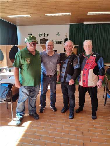 V.li. Dieter Macher, H.-J. Dötsch, Udo Dreide ( neuer Stadtmeister mit dem Luftgewehr und KK-Gewehr) und Peter Gräf. Foto: privat