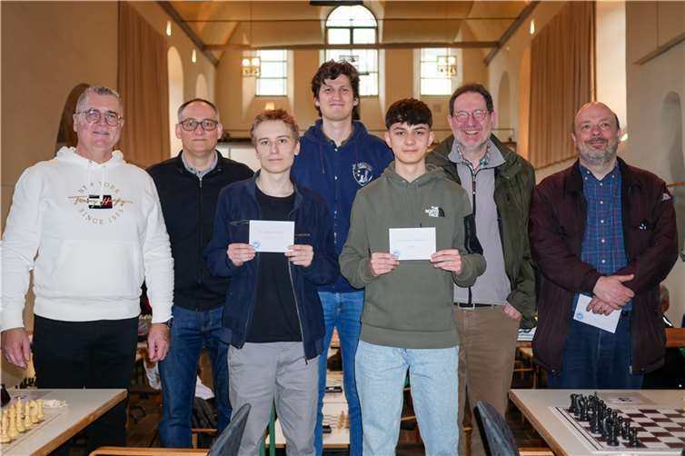 V.li. Dieter Welsch jr. (Vorsitzender des Schachclub Cochem), Karsten Loof (Vorsitzender des Schachverband Rheinland), FM Ivan Sidletskyi (1. Platz), Tim Pfrengle (3. Platz), David Meuer (5. Platz), CM Dr. Ralf Schön (4. Platz), Dr. Max Gebhardt (2. Platz) – Foto von Thomas Hönig (Turnierleiter des Schachverband Rheinland). Quelle: Schachclub Cochem