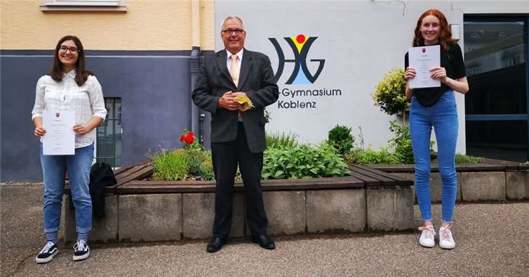 V.li. Dimitrina Dimova, Schulleiter Klemens Breitenbach und Luca-Zoe Barthel. Quelle: Hilda Gymnasium Koblenz