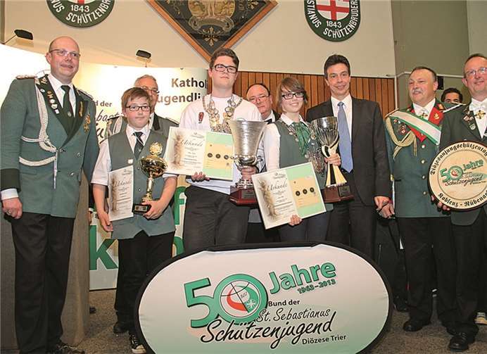 V.li. Diözesanjungschützenmeister Björn Oberhausen, Diözesanbambiniprinz Benedikt Probst, Diözesanprinz Felix Ibald, Diözesanschülerprinzessin Saskia Welter, Schirmherr Andreas Biebricher, MdL, Diözesanbundesmeister Hubert Mohr, Achim Berens. BdSJ Trier.