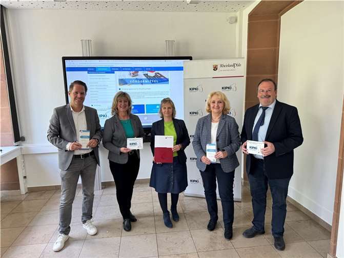 V.li. Dirk Barbye (Werkleiter), Anke Beilstein (Landrätin), Katrin Eder (Ministerin), Barbara Schatz-Fischer (Leitende Kreisverwaltungsdirektorin), Karl-Josef Fischer (Werkleiter). Foto: Brian Beals