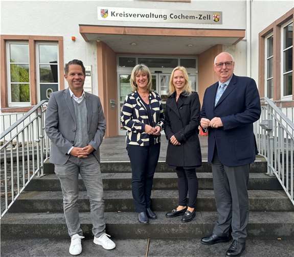 V.li. Dirk Barbye, Werkleiter der Kreiswerke Cochem-Zell, Anke Beilstein, Landrätin des Kreises Cochem-Zell, Sandra Hansen-Spurzem, Geschäftsführerin der Initiative Region Koblenz-Mittelrhein e.V. u. Hans-Jörg Assenmacher, Vorsitzender der Initiative Region Koblenz-Mittelrhein e.V.  Foto: Kreisverwaltung Cochem-Zell