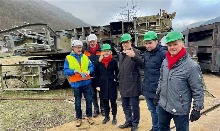V.li. Dirk Schwardmann, Stephan Momper, Verena Hubertz, Sören Bartol, Benedikt Oster, Mathias Stein vor den beschädigten Torflügeln. Fotos: WSA Mosel-Saar-Lahn