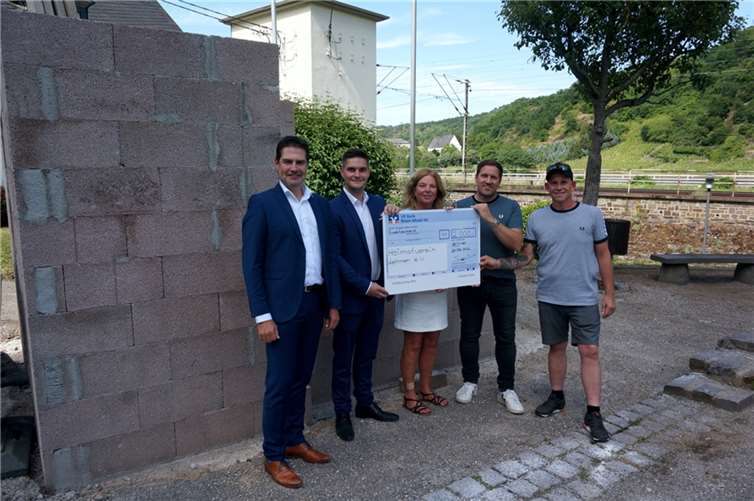 V.li. Dirk Wey, Sören Schlich, Anette Matzelt, Arnold Waschgler und Daniel Klein (ehrenamtlicher Helfer). Foto: VR Bank/Marketing/Esch