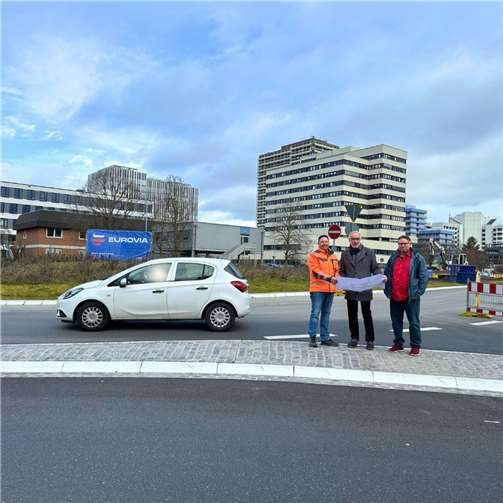 V.li. Dominik Braun, Projektleiter Stadt Koblenz, Baudezernent Bert Flöck und Sachgebietsleiter Alexander Krömer begutachten den neuen Kreisverkehr.  Fotos: Stadt Koblenz/ Mandy Steffens