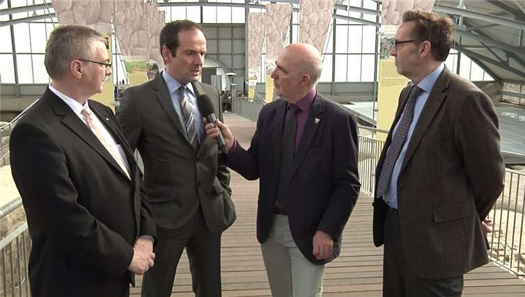 V.li.: Dr. Alexander Saftig (Landrat MYK), Jörg Busch, (Geschäftsführer Vulkanpark GmbH), Alfred Adams und Universitätsprofessor Dr. Falko Daim (Generaldirektor Römisch-Germanisches-Zentralmuseum Mainz).privat