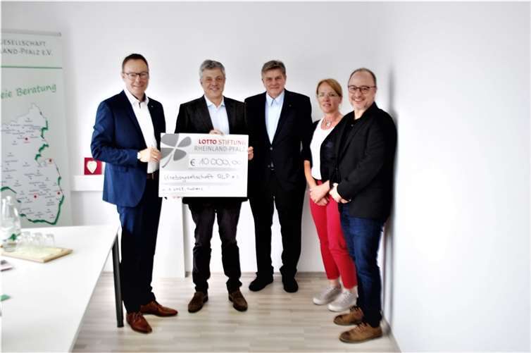 V.li. Dr. Alexander Wilhelm (stv. Vorstandsvorsitzender der Lotto-Stiftung), Prof. Dr. Dr. Richard Werkmeister (Vorsitzender der Krebsgesellschaft RLP), Dr. Thomas Schopperth, Geschäftsführer und Ltd. Psychoonkologe der Krebsgesellschaft RLP, Anna-Maria Kettner, stv. Geschäftsführerin der Krebsgesellschaft RLP, Frank Zwanziger, Geschäftsführer der Lotto-Stiftung. Foto: Lotto Rheinland-Pfalz – Stiftung