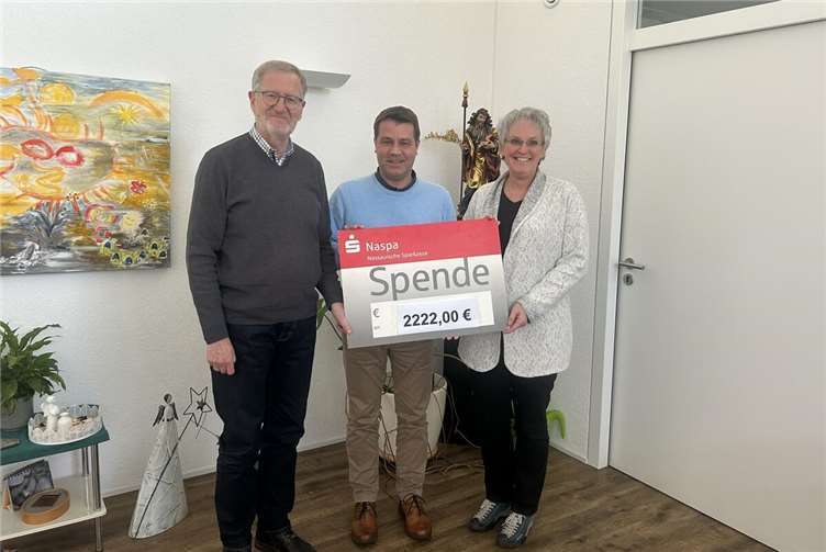 2.222 Euro für den guten Zweck V.li. Dr. Andreas Wechsung (Vorsitzender des Hospizverein Westerwald e.V.). Torsten Schmitz, Eva-Maria Hebgen (Einrichtungsleitung Hospiz St. Thomas. Foto: DGKK