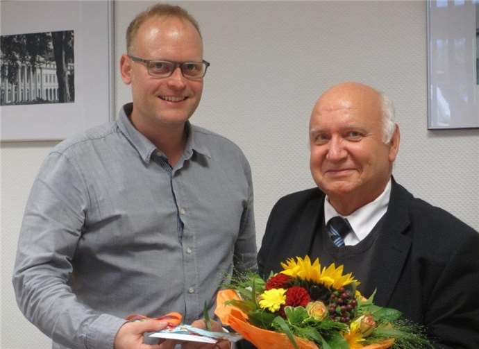 V.li Dr. Axel Rott überreichte Hans-Werner Donath ein Abschiedsgeschenk.