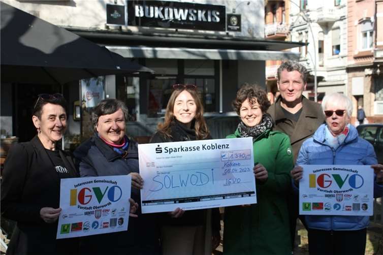 V.li. Dr. Brigitte Jansen (Schwänscha vom Schwanenteich), Dr. Maria Decker (Vorsitzende SOLWODI Deutschland e. V.), Deborah Sieger (Leiterin SOLWODI Koblenz), Sabine Meinen (SOLWODI, Referentin für Presse- und Öffentlichkeitsarbeit), Jan Buchbender und Ingrid Lakotta (beide Nachbarschaftshilfe Koblenz-Süd). Foto: NBH / Jan Buchbender