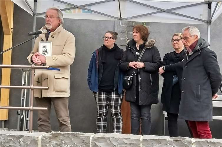 V.li. Dr. Faust (Bürgermeister der Stadt Linz), Désirée Wickler, Sabine Odenthal, Sandra Irsch, Norbert Boden (alle Vorstandsmitglieder des Kunstvereins). Foto: Gabriela Mrozik/Kunstverein Linz am Rhein