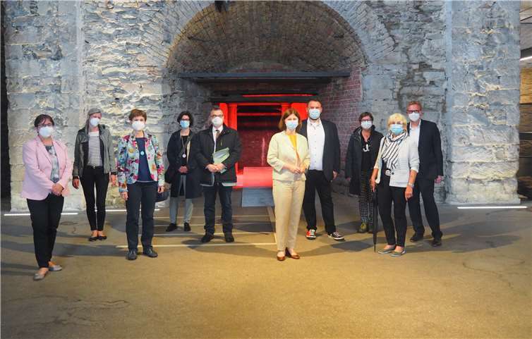 V.li. Dr. Heike Otto, Generadirektorin GDKE, Steffi Zurmühlen, Geschäftsführerin Sayner Hütte, Rita Emde, Prokuristin der WFG, Dr. Andrea Stockhammer vom Ministerium für Wissenschaft, Weiterbildung und Kultur, Landrat Dr. Alexander Saftig, Staatssekretärin Nicole Steingaß, Bürgermeister Christoph Mohr, Museumsleiterin Barbara Friedhofen, Rehlinde Glöckner, Vorsitzende Freundeskreis Sayner Hütte, Werner Prümm, Fachbereichsleiter.Quelle:Stadt Bendorf am Rhein