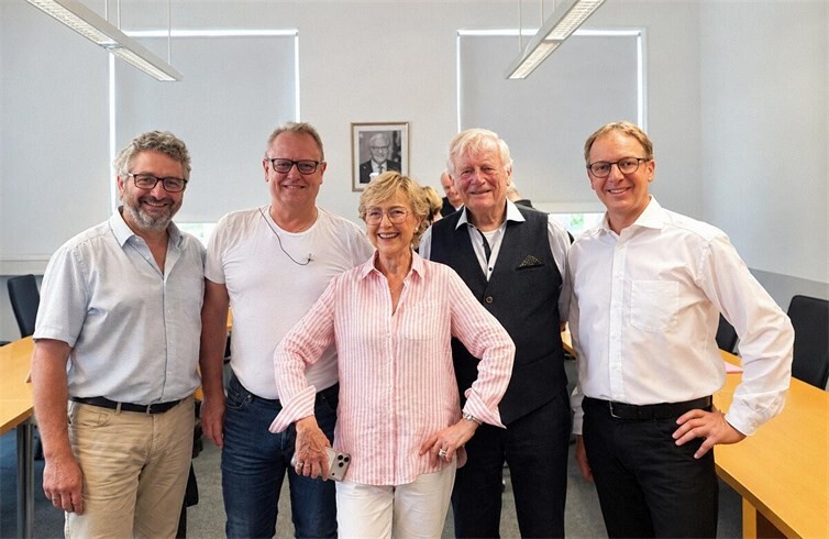 V.li. Dr.-Ing. Kai Mifka (Leiter des Tiefbauamtes Koblenz), Olav Kullak (Zugmarschall der AKK), Barbara Harnischfeger (Fernseh- und Hörfunkjournalistin), Manfred Gniffke (Altstadt-Original aus Koblenz) und Horst Hohn (Gästeführer in Mülheim-Kärlich) bei einem Drehtag im Koblenzer Rathaus.