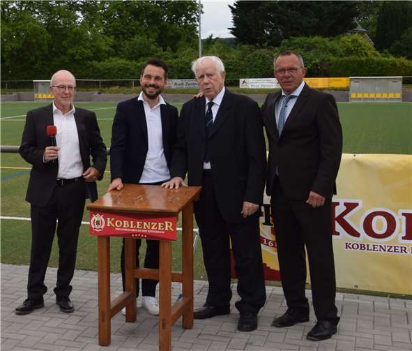 V.li. Dr. Jürgen Sauer, OB David Langner, Ehrenvorsitzender des FC Arzheim Friedel Jackmuth, eskortiert vom 2. Vorsitzenden Hans Josef Jackmuth. Foto: privat