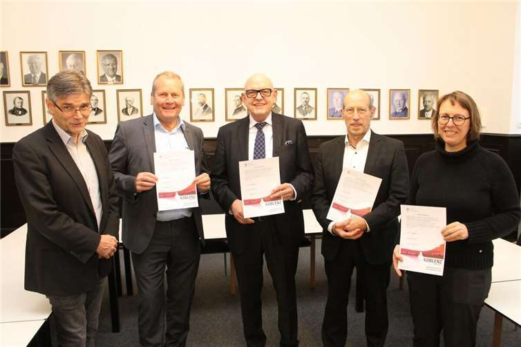 V.li. Dr. Manfred Pauly, Leiter der Abteilung für Kommunalstatistik und Stadtforschung, Christoph Schöll, Haus-, Wohnungs- und Grundeigentümerverein Koblenz e.V, Franz Obst, Mieterbund Mittelrhein e.V., Michael Wolf, Vermieterverein und Daniela Schüller, Abteilung für Kommunalstatistik und Stadtforschung nach Unterzeichnung des Beschlussprotokolls. Foto: Stadt Koblenz/T. Knaak
