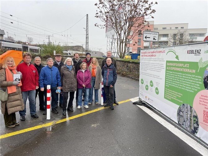 V.li. Dr. Margit Theis-Scholz (Koblenzer Kulturverein); Roland Eisner (Fa. Eisner); Django Reinhardt (Kultur und Integration Rheinland-Pfalz e. V. von Sinti & Roma und Menschen in Not); Hans-Werner Seul (Ehrenvorsitzender LützelAktiv e.V.); Ulf und Dr. Wilma Rademacher-Braick (Christlich-Jüdische Gesellschaft Koblenz e.V.); Stefan Witzler (Amt für Stadtentwicklung und Bauordnung Koblenz); Lützelerin; Egbert Bialk (Regionalbeauftragter BUND Koblenz); Antje Müller (Amt für Stadtentwicklung und Bauordnung Koblenz); Thomas Droste (Förderverein Mahnmal Koblenz e. V.); Jan Buchbender (Quartiersmanagement Stadtgrün Koblenz-Lützel). Foto: Johannes Kuhl, Stadtteilmanager Ko-Neuendorf
