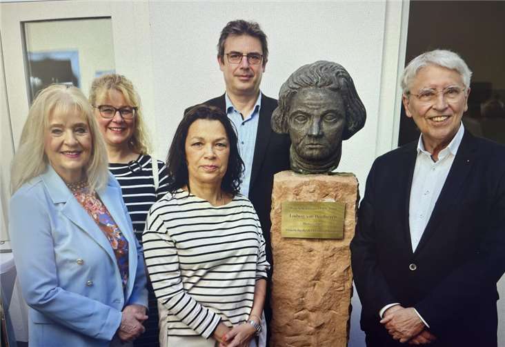 V.li. Dr. Margit Theis-Scholz, frühere Kulturdezernentin der Stadt Koblenz, Anke Scholl, Mitglied im Stadtrat und Kulturausschuss, Pia Scheuermann, Tochter des Bildhauers, Dr. Matthias von der Bank, Direktor des Mittelrhein-Museums und Hausherr im MBH, sowie Dr. Joachim Kreis, Vorsitzender der Förderer Mutter-Beethoven-Haus, die die Plakette gestiftet haben. Foto: MBH