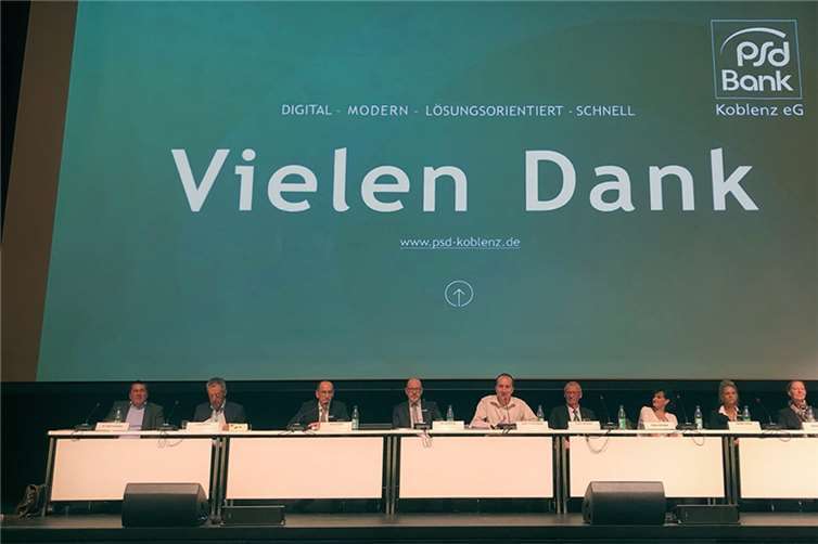 V.li. Dr. Ralf Schneider, Aufsichtsratsmitglied; Franz Merkes, Aufsichtsratsmitglied; Peter Greiner, Vorstand; Bernd Schittler, Vorstandsvorsitzender; Guido Nördershäuser, Aufsichtsratsvorsitzender; Erwin Herrmann, Aufsichtsratsmitglied; Petra Schröder, Aufsichtsratsmitglied; Daniela Frenzel, Aufsichtsratsmitglied; Stefanie Both, Aufsichtsratsmitglied. Quelle: PSD Bank Koblenz