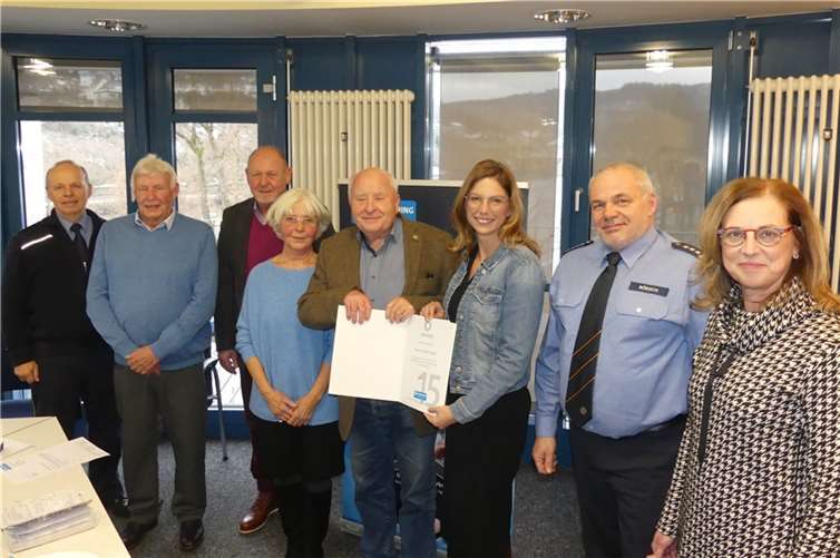 V.li. EPHK Ralf Hausmann, Dieter Brück, Konrad Stephan, Elisabeth Schmitt, Heinz Kugel, Sabine Bätzing-Lichtenthäler, EPHK Reinhard Börsch, Gabi Jahnen.